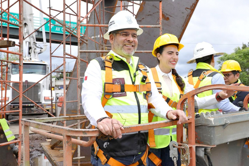 Viaducto urbano nocturno